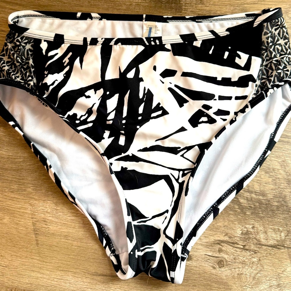 NWT Swimsuits for All full coverage bikini bottom in black & white jungle print